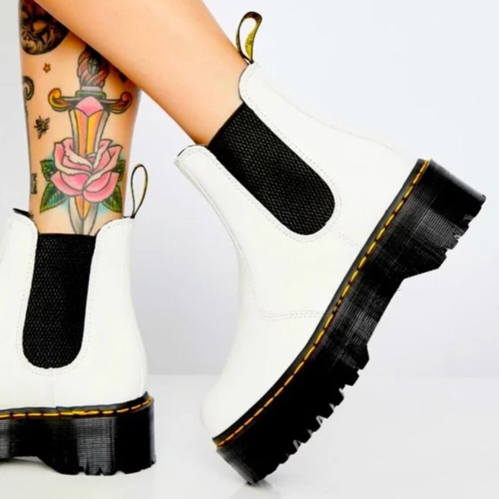 NEW Dr. Martens 2976 Smooth Leather Unisex Quad Platform Chelsea Boots - Size 7